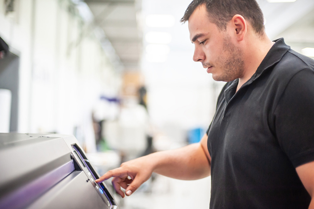 Techniker bedient Plotter